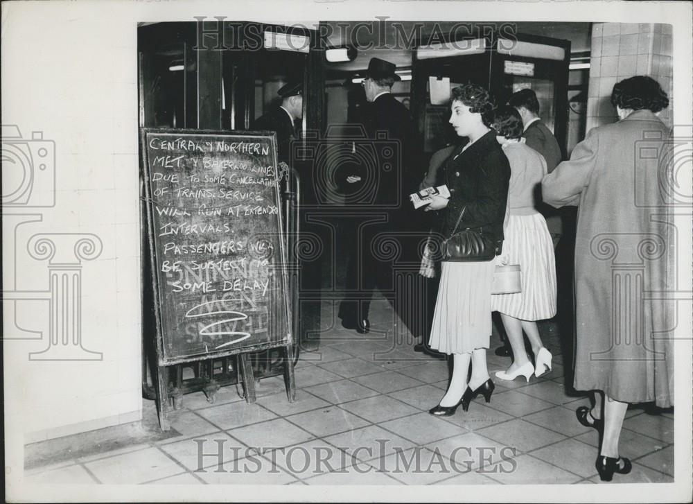 1958 Press Photo Tube Travelers Read Notice Gants Hill Underground States - Historic Images