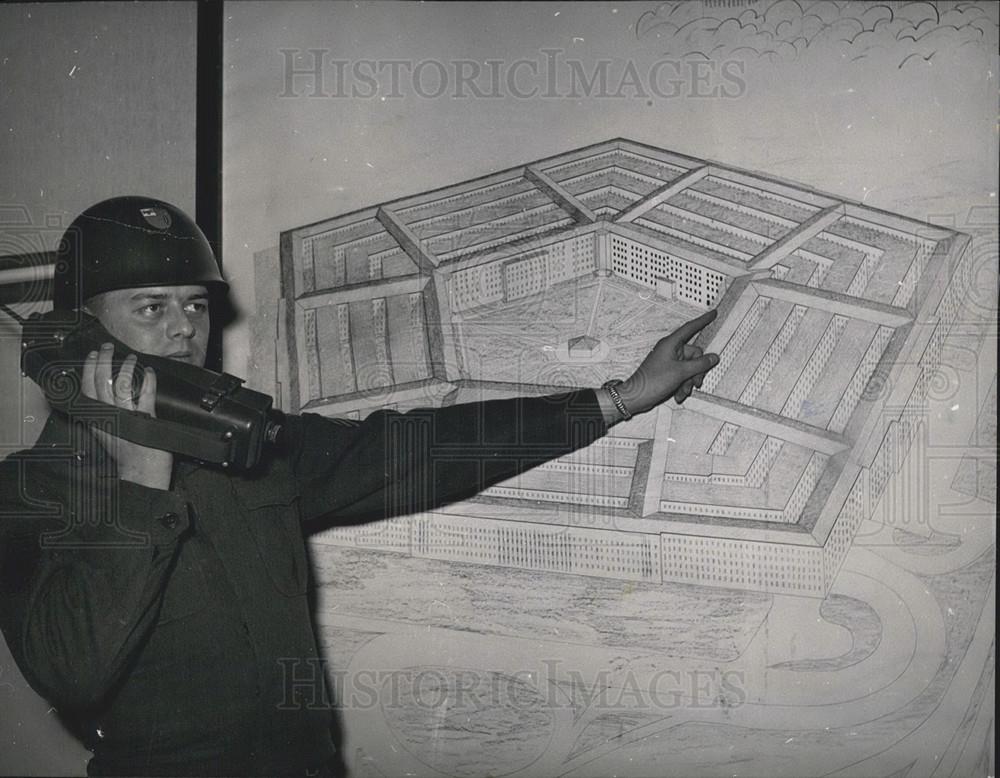 1954 Press Photo soldier holds the newest and less heavy wireless-speaker - Historic Images