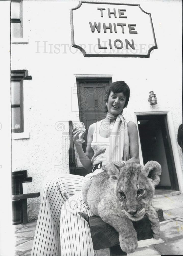 Press Photo Pub owner, Mrs Margaret Richardson, with her lion cub regular - Historic Images