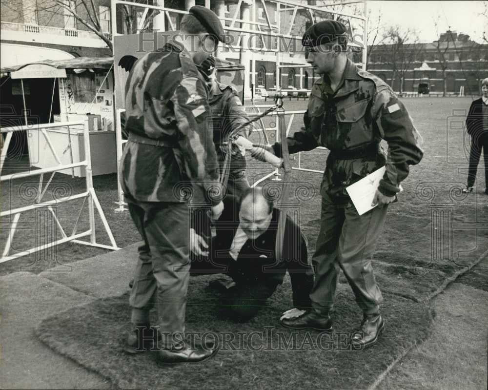 1967 Press Photo Defense Minister G.W. Reynolds Makes Parachute Jump - Historic Images