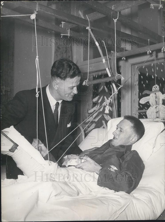 1953 Press Photo Former German FEldwebel Otto Klingenberg Visits US Soldier - Historic Images