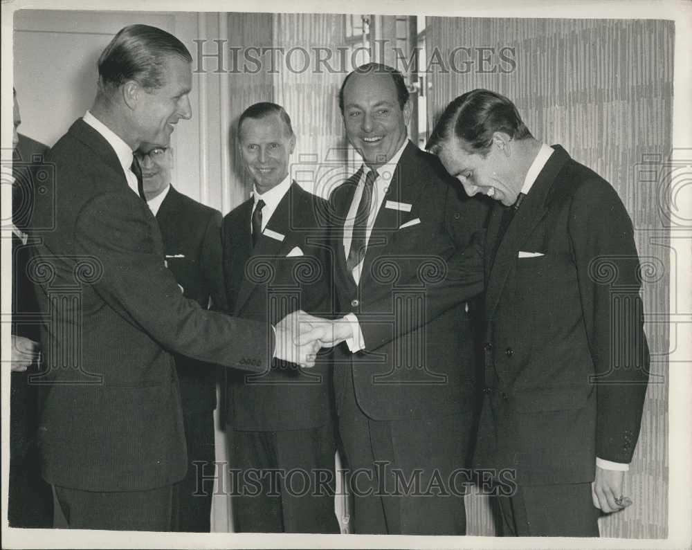 1961 Press Photo Duke of Edinburgh presents &quot;Design Center Awards&quot;, A.A. Jones - Historic Images