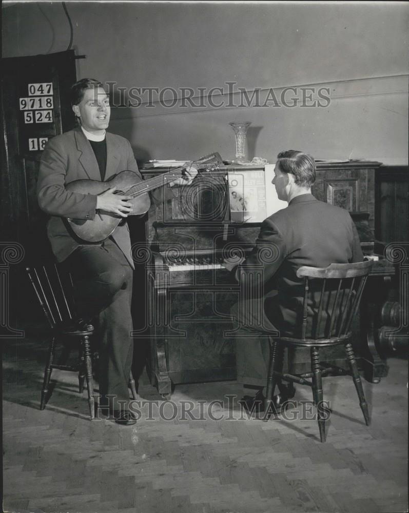 Press Photo Rev. Brian Webb and colleague play music - Historic Images