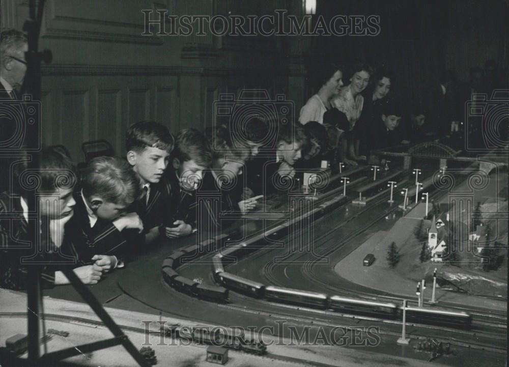 Press Photo Boys Chelmsford Hall School View Model Train Set - Historic Images