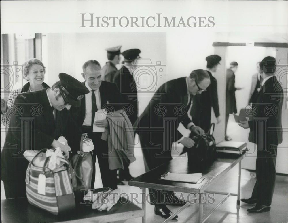 1972 Press Photo Heathrow Airports Security Gold Gun Sets Off Alarms - Historic Images