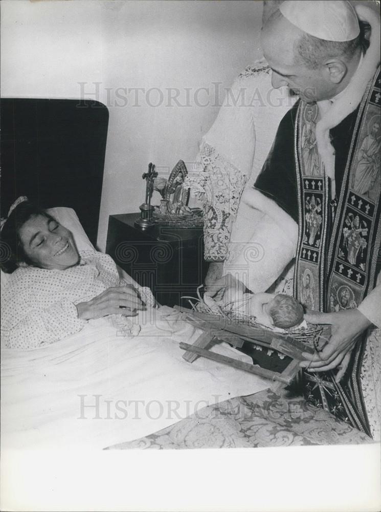 1963 Press Photo Pope Paul VI  Visits A Sick Woman In A Poor Home - Historic Images