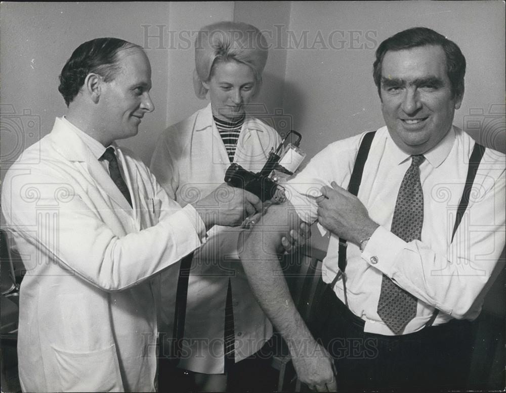 1971 Press Photo Mr. Healey takes advantage of free inoculation facilities - Historic Images