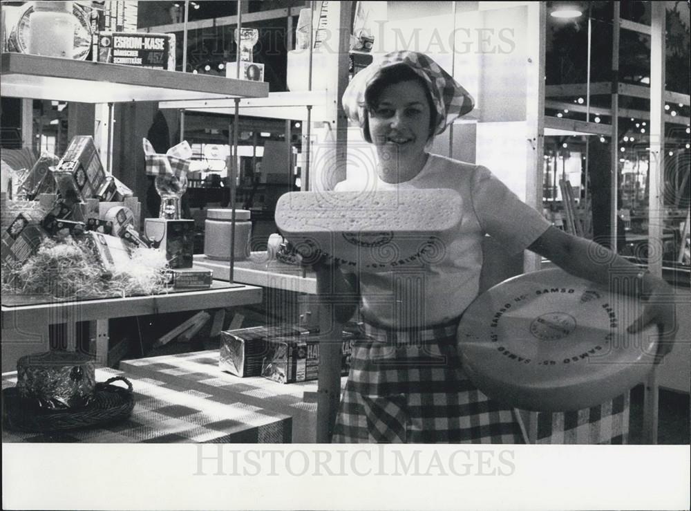 1974 Press Photo Danish Girl, Loaves of Samao Cheese - Historic Images