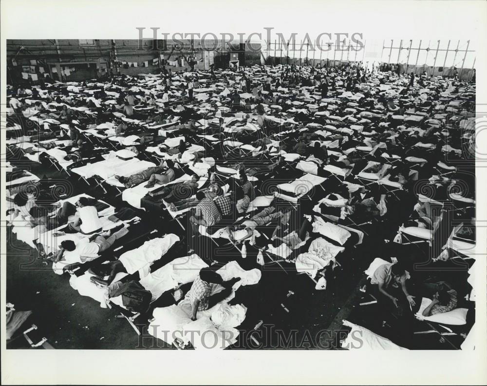 Press Photo 700 Cuban Refugees Held In Air Craft Hangar at Eglin Airforce Base - Historic Images