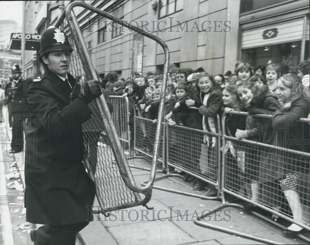 1981 Press Photo children queued up outside the Apollo Theatre for role in play - Historic Images