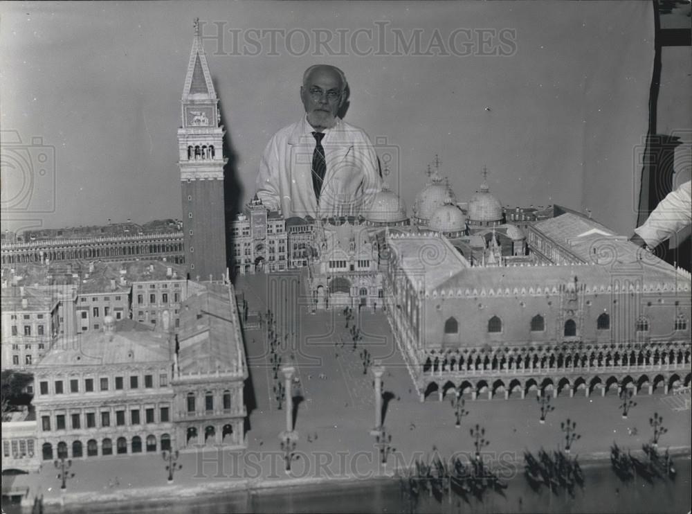 1963 Press Photo Atillo Savoia Model San Naras Square Venice - Historic Images