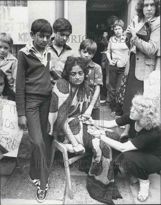1979 Press Photo Mrs. Manu Patel & sons to be returned to India - Historic Images
