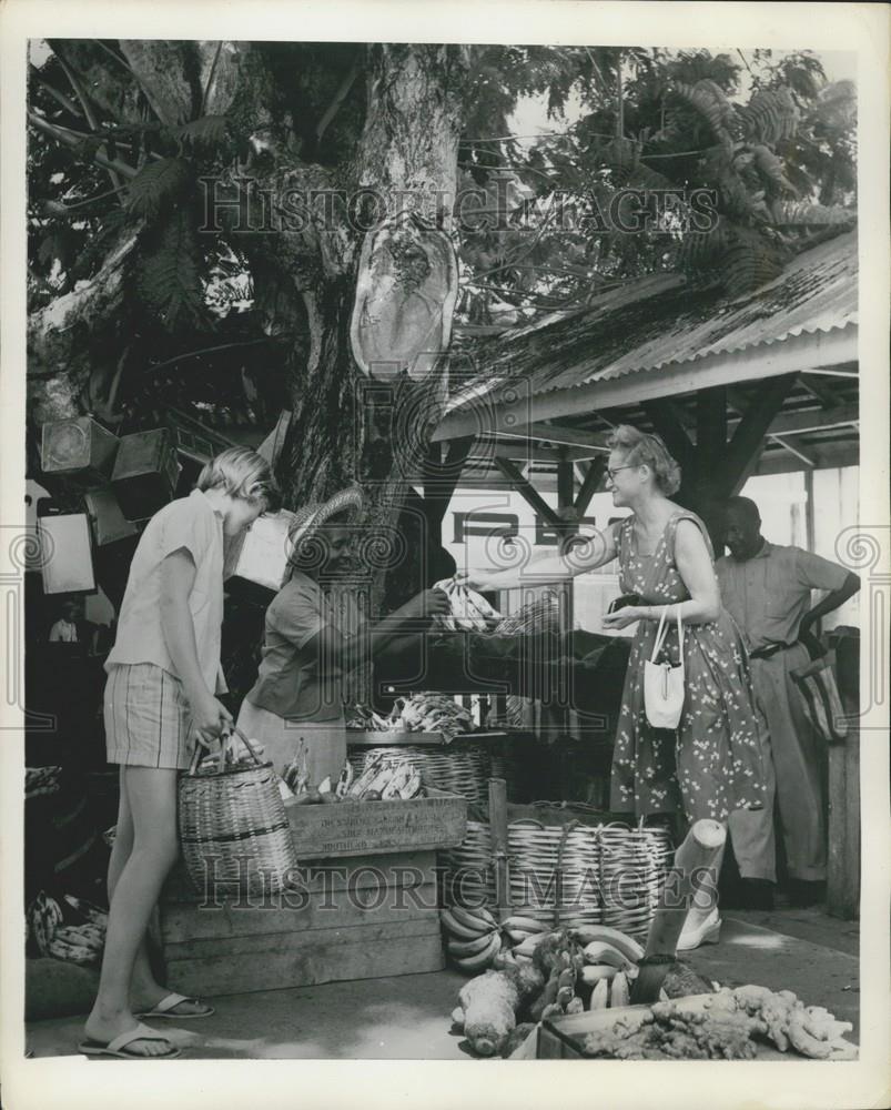 1960 Press Photo Tourists, Farmers Market, Scarborough, Tobago - Historic Images