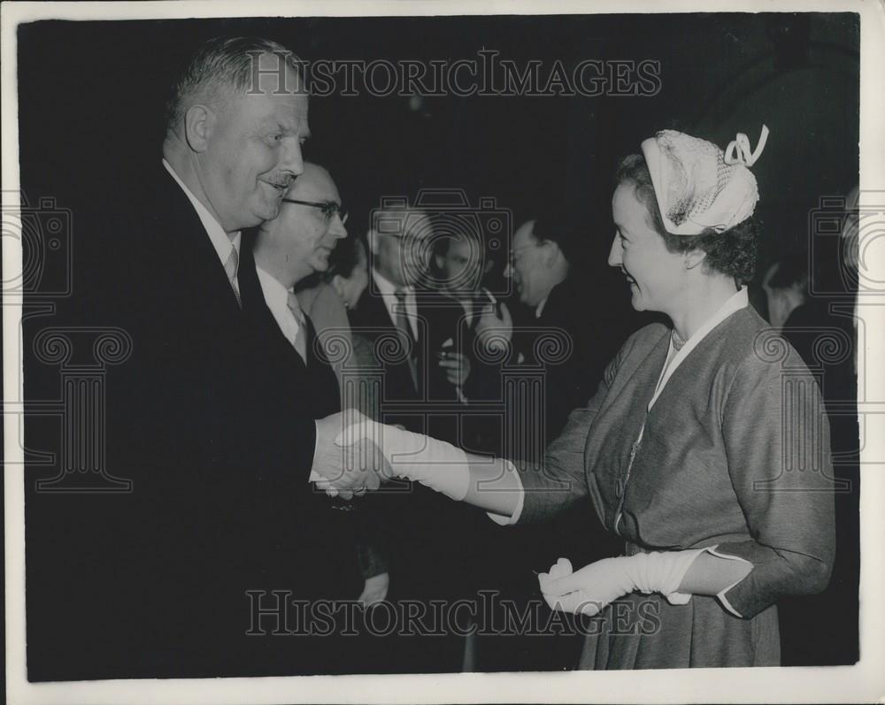 1954 Press Photo Herr Julius Raab & Mrs. H. Thorburn Macfrlane of Foreign Press - Historic Images