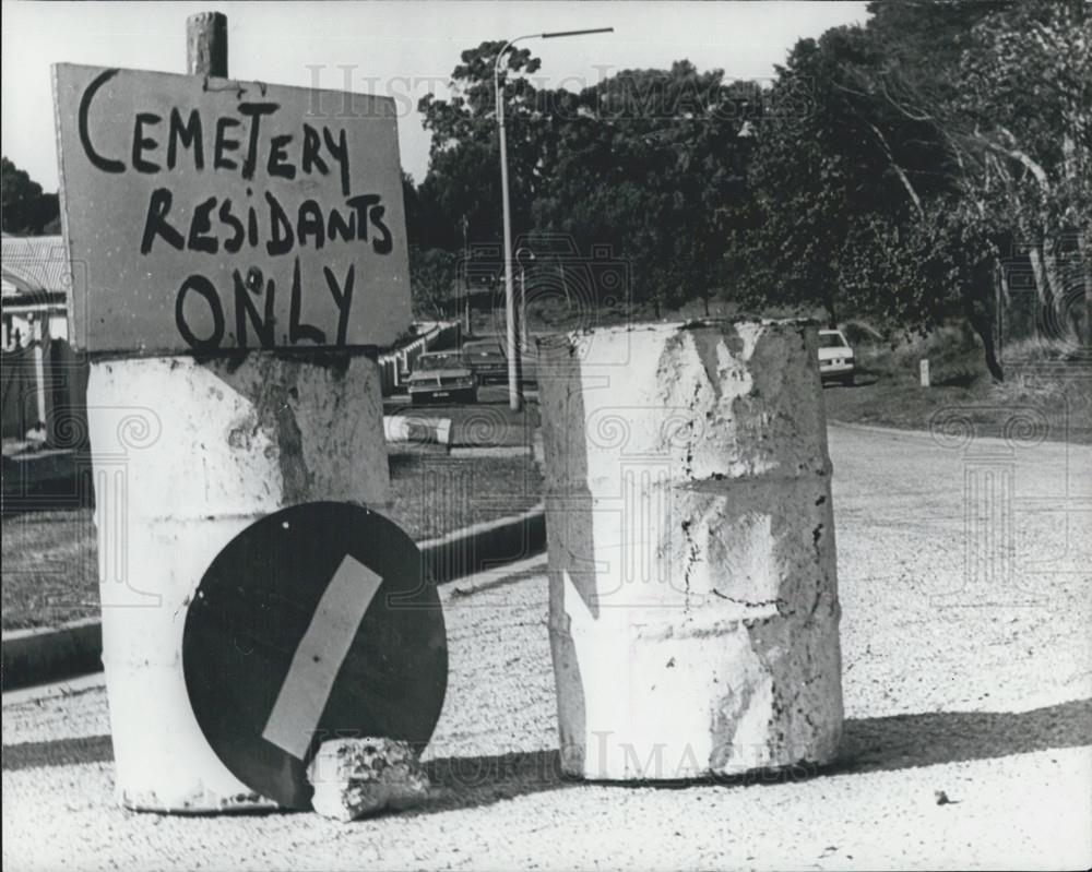 Press Photo Road Sign Port Elizabeth South Africa Cemetery Residents Only - Historic Images