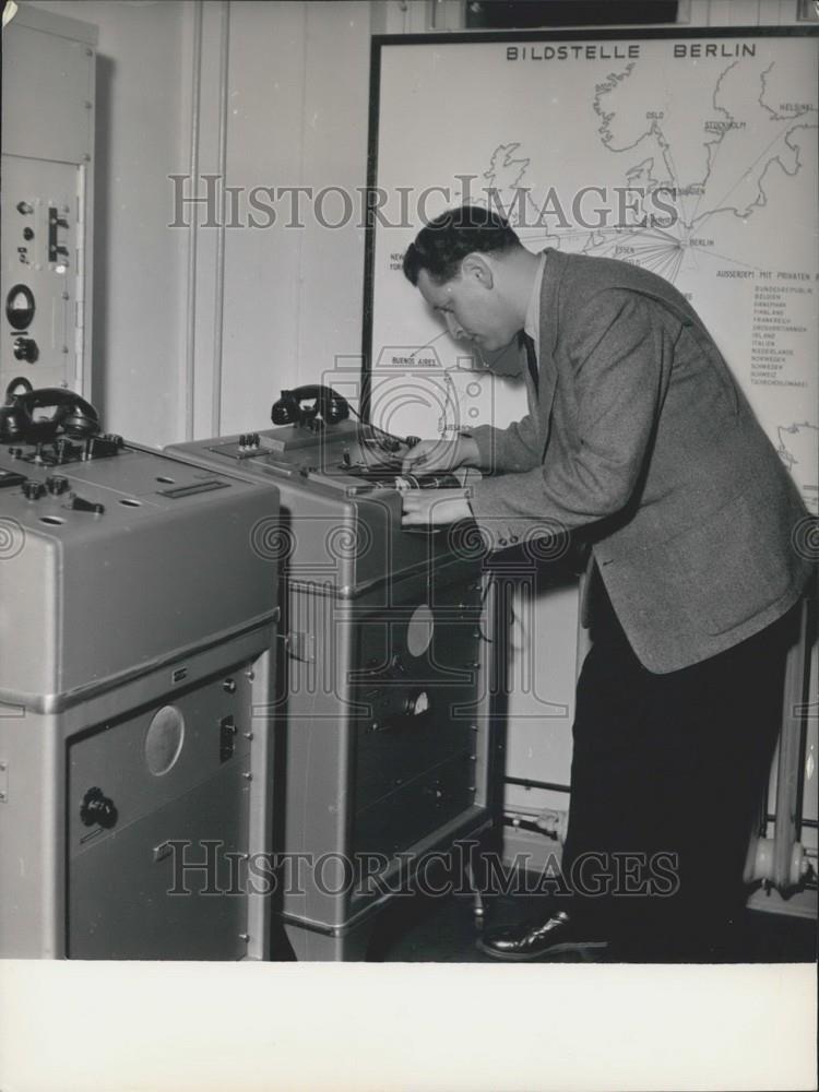 1953 Press Photo Man Works Telephoto Station Berlin Conference Foreign Ministers - Historic Images