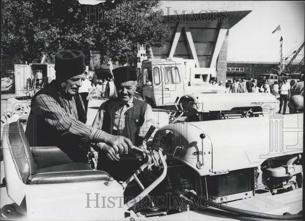 1969 Press Photo "Bolgar" Tractor At 25th International Trade Fair In Plovdiv - Historic Images