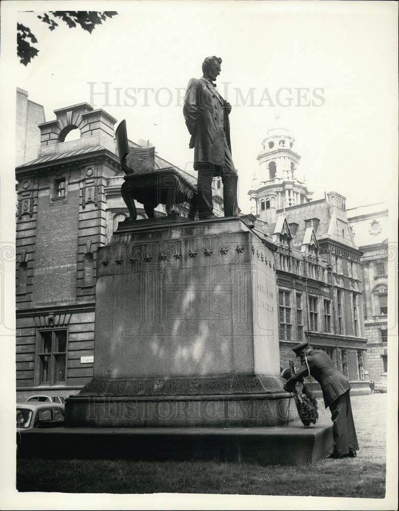 1956 Press Photo Wreath on Lincoln Memorial In London For USA Memorial Day - Historic Images