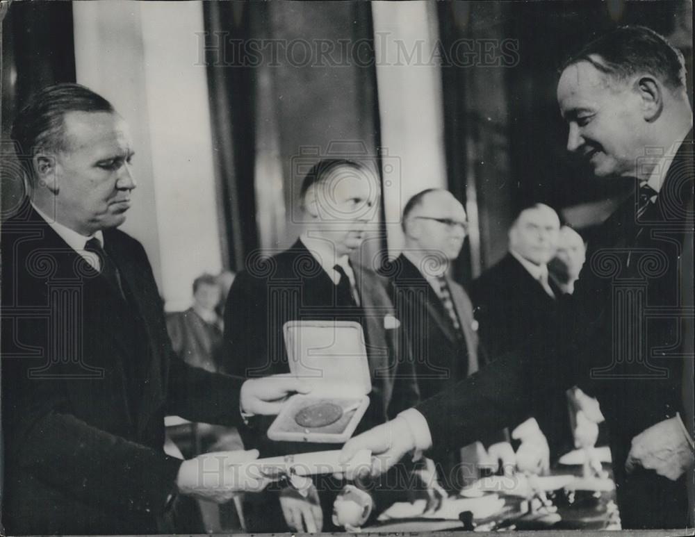 1958 Press Photo Nansen Medal Given To Major General Lyne Geneva Ceremony - Historic Images