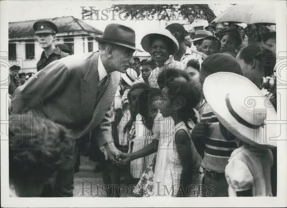 1953 Press Photo inspecting the guard detachments of the Argyll and Sutherland H - Historic Images