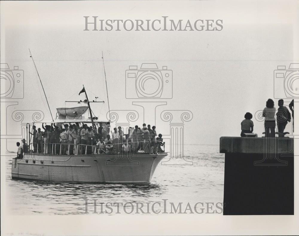 Press Photo Cuban Refugees Arrive at Key West Naval Base - Historic Images