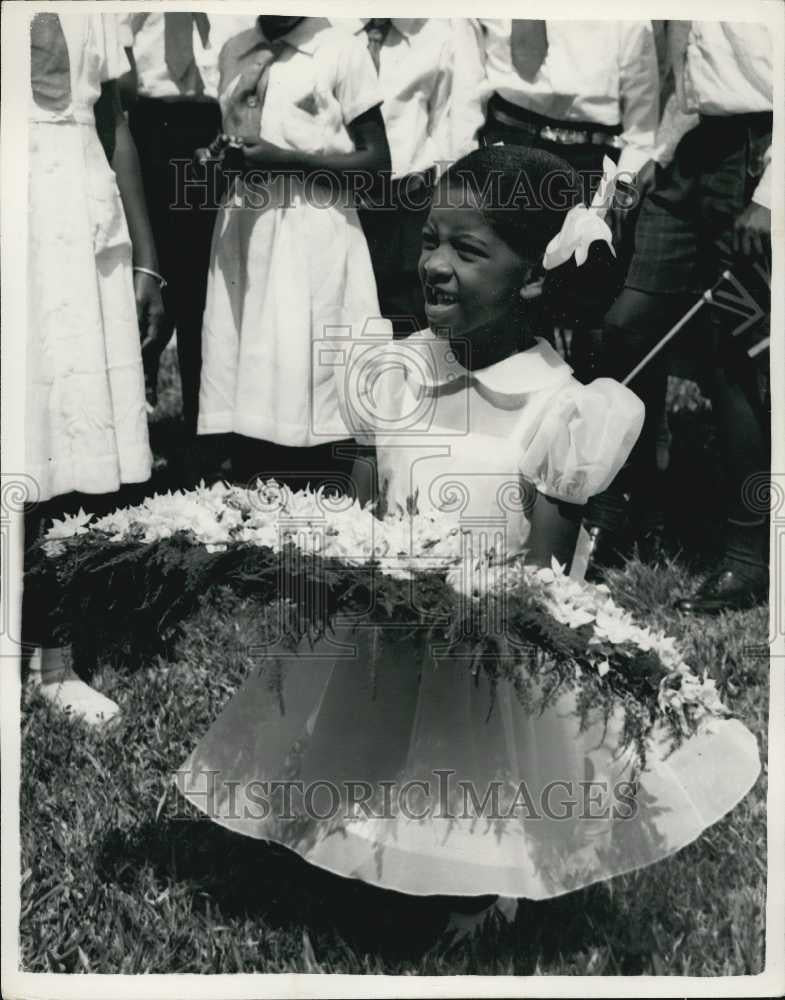 1955 Press Photo Bouquet for British Princess Margaret in Tobago Caribbean - Historic Images