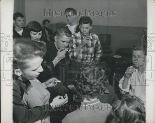 Press Photo Students Smoking In The Smoke Room At Bushey Park School - Historic Images