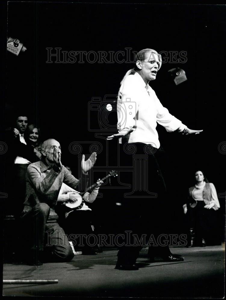 Press Photo Actress Melina Mercouri Singing On Stage - Historic Images