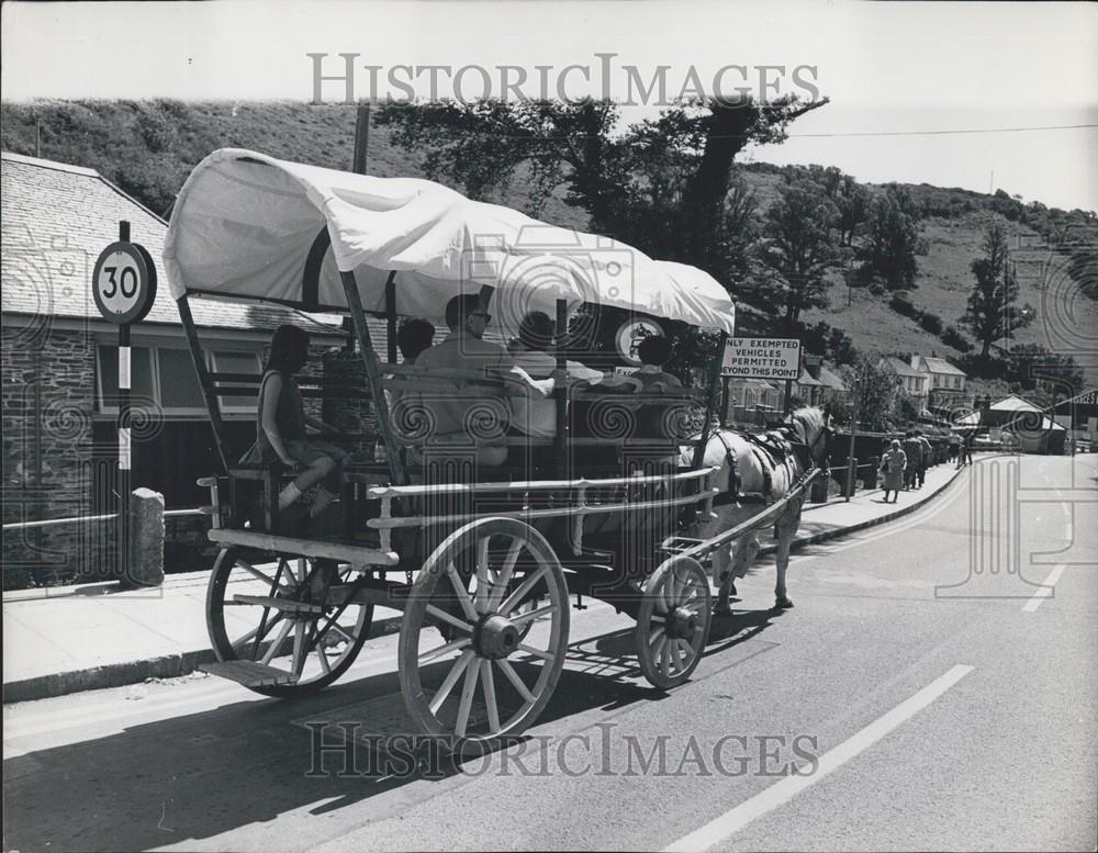1967 Press Photo The covered wagon begins operation in Polperro - Historic Images