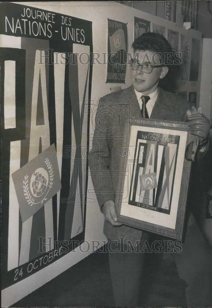 1955 Press Photo Yves Morillon Winner 1st Prize of United Nations Poster Contest - Historic Images