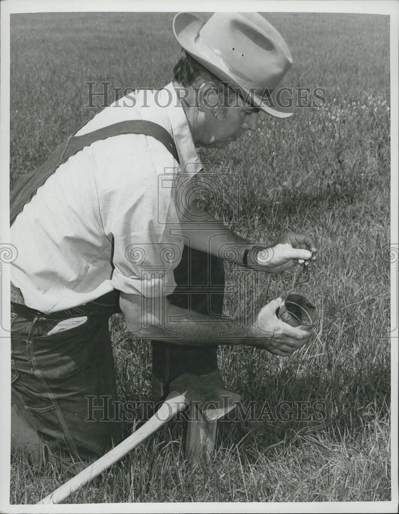 Press Photo Fishing with Worms - Historic Images