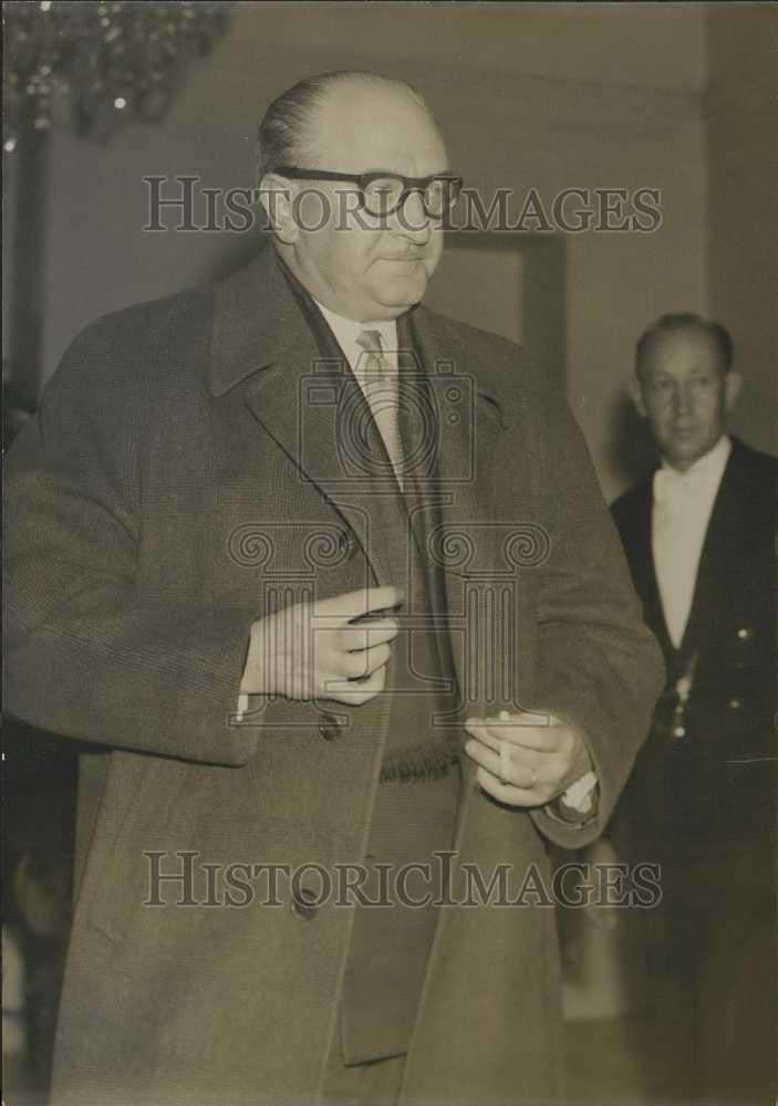 Press Photo De Gaulle Cosults Political Leaders on Ceferendum : - Historic Images