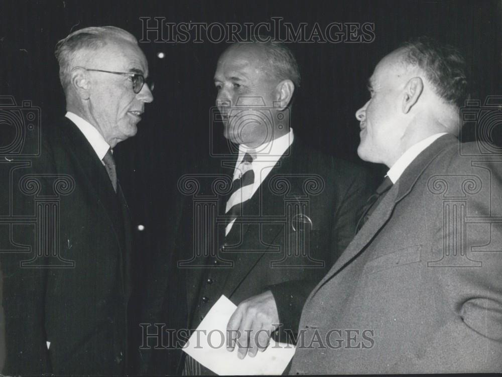 1954 Press Photo Three Doctor&#39;s talk amongst themselves - Historic Images