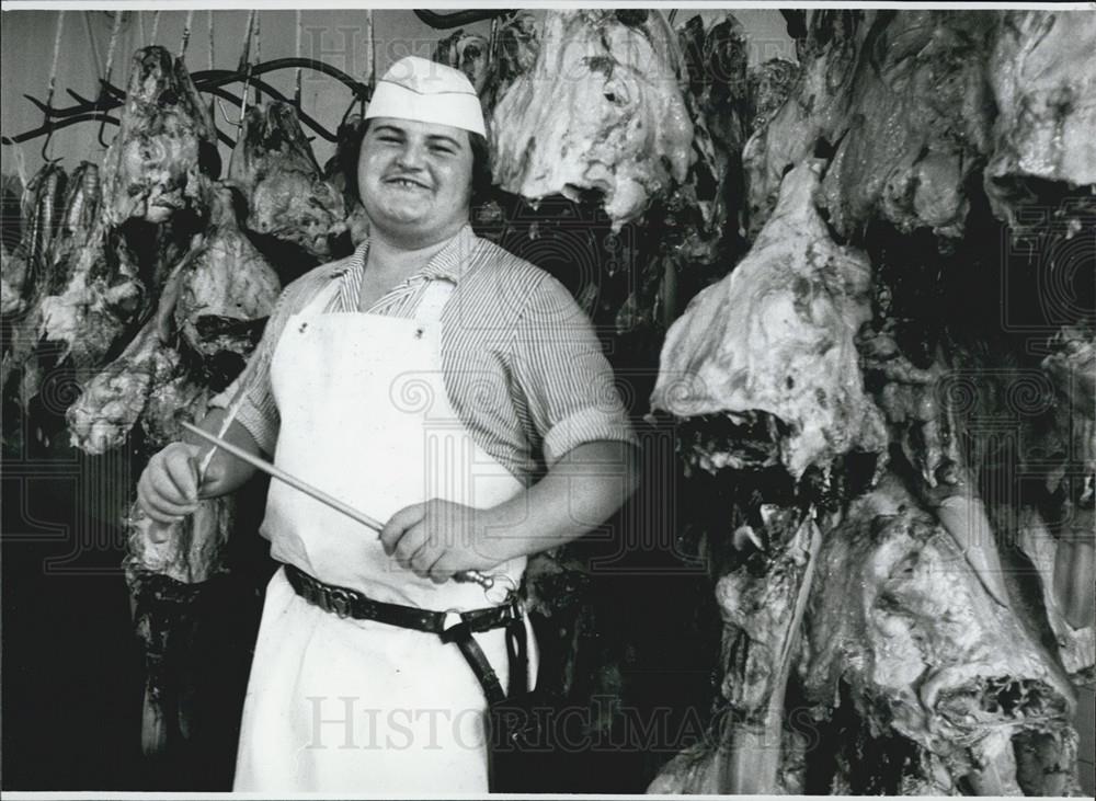 Press Photo guy is coming to his Fourlegged &quot;Customers&quot; - Historic Images