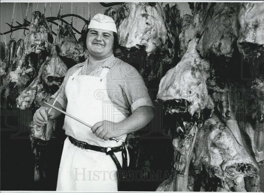 Press Photo guy is coming to his Fourlegged "Customers" - Historic Images
