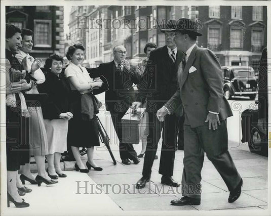 1953 Press Photo Adlai Stevenson arrives at the U.S. Embassy In London - Historic Images