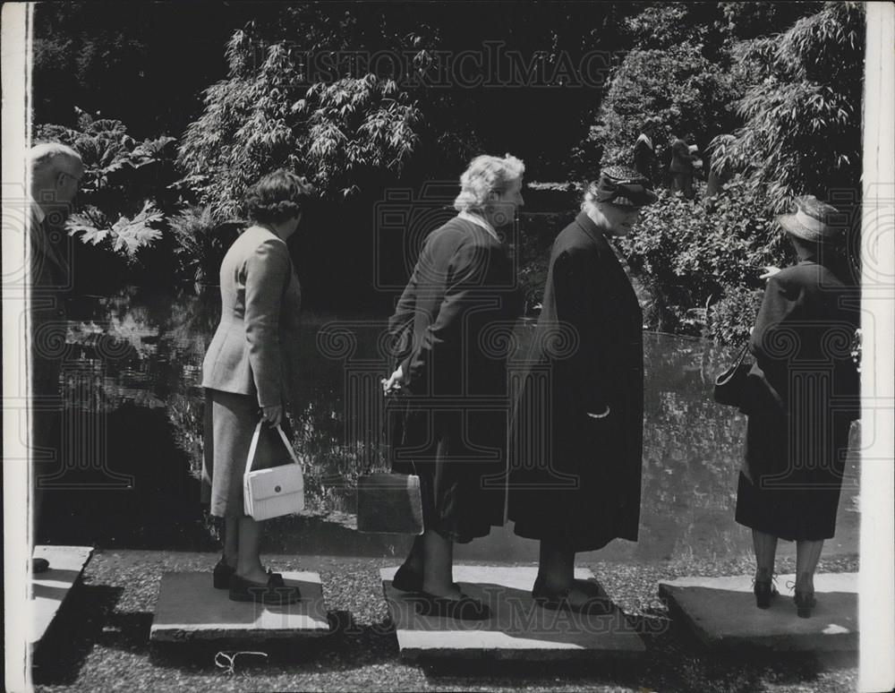 Press Photo Chartwall Manor crossing one of the many fish ponds - Historic Images