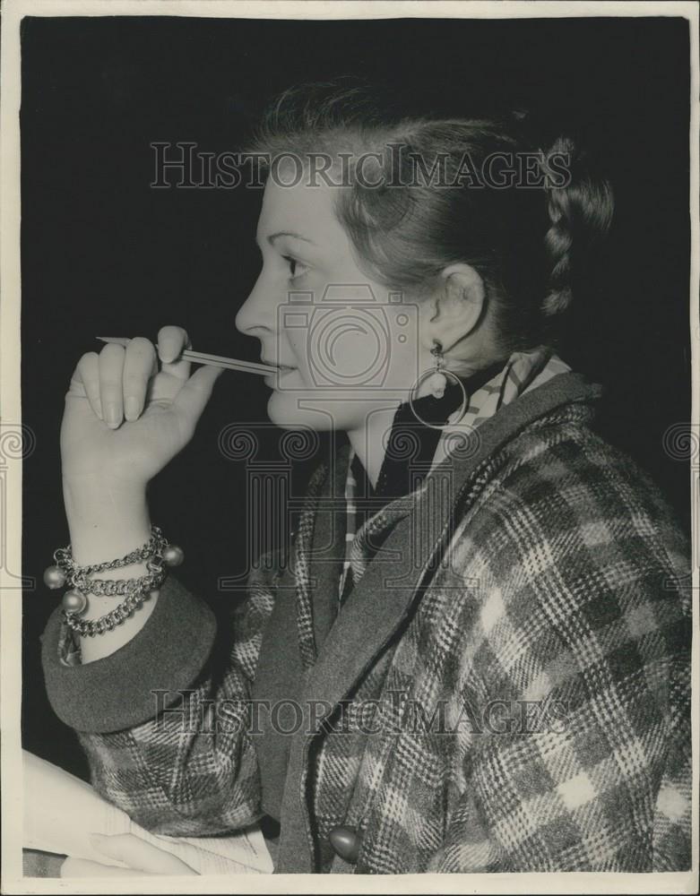 1953 Press Photo  Stephanie O&#39; Carroll of Wembley at Christmas lecture for Child - Historic Images