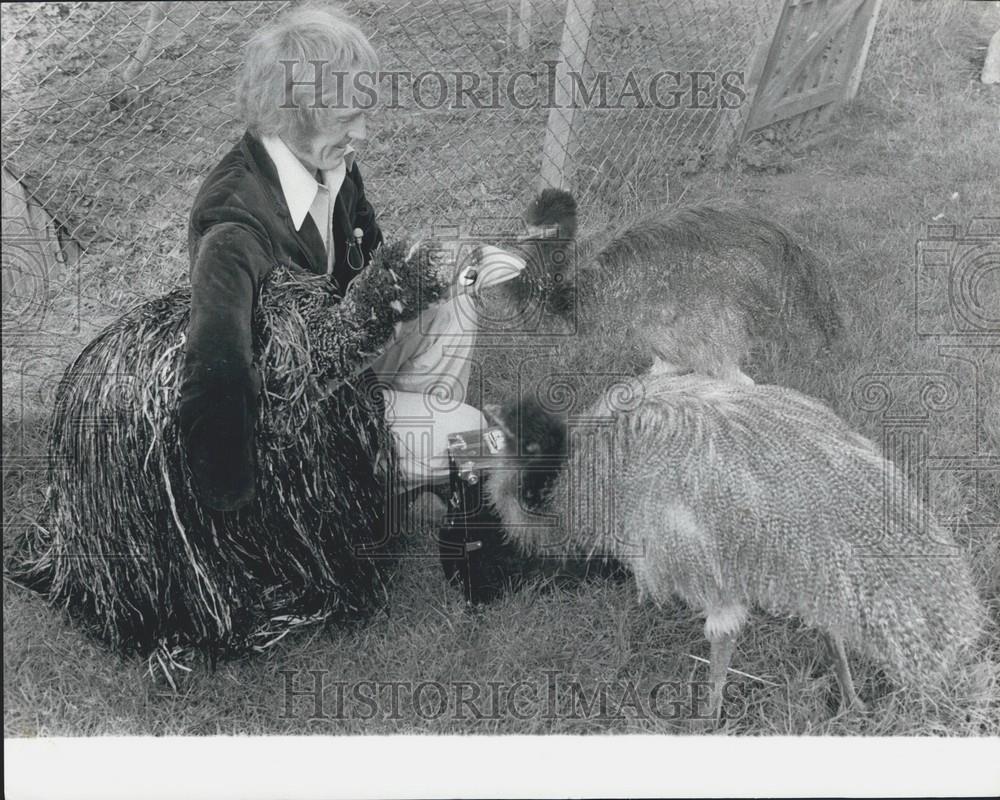 1979 Press Photo Roy Hull Emu Owner Puppet Drusillas Zoo Park East Sussex - Historic Images