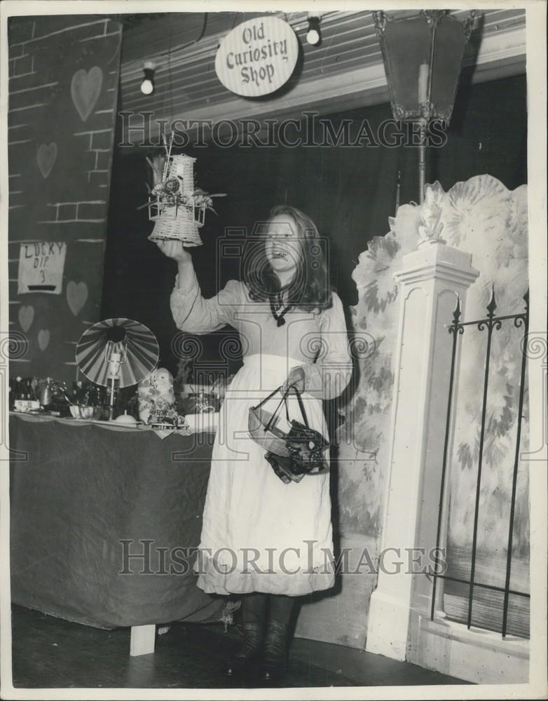 1954 Press Photo A &#39;&#39;Dickens Fair&#39;&#39; by Southwark Old People&#39;s Welfare Committee - Historic Images