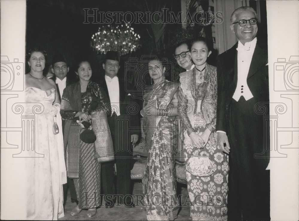 1985 Press Photo President Cutt Receives Diplomatic Corps at Elysee Palace - Historic Images