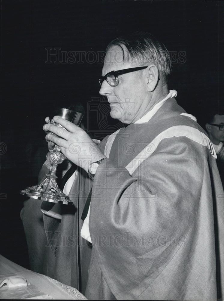 Press Photo Father William Jordan Holding Communion Cup St Paul's Basilica - Historic Images