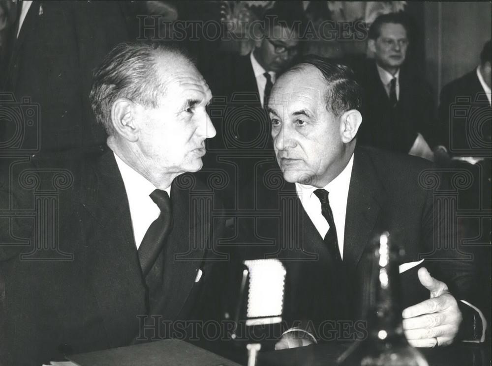 1964 Press Photo Gordon Pattrick Walker and Douglas Jay at a conference - Historic Images