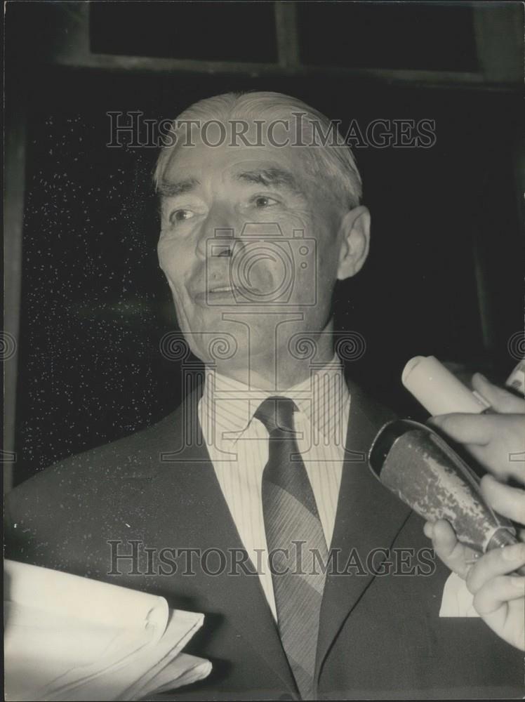 1963 Press Photo French Prime Minister Mr. Pompidou Interviewed By Reporters - Historic Images