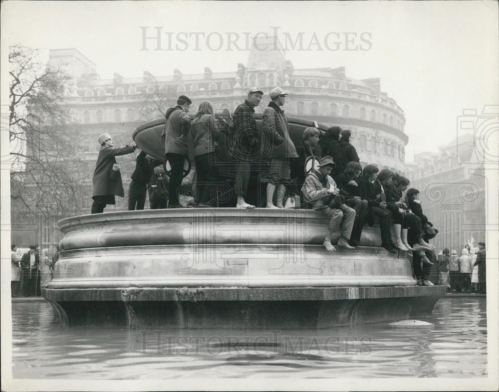 1961 Press Photo Ban the Bomb Marchers arrive in Trafalgar Square - Historic Images