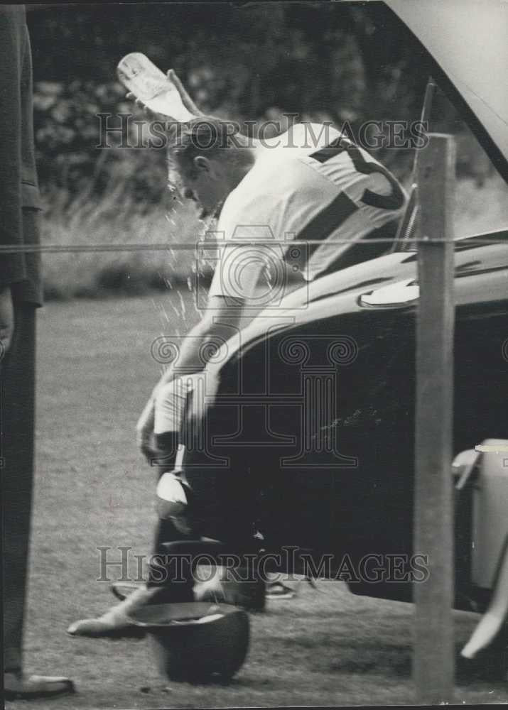 1958 Press Photo Duke Of Edinburgh Pouring Water Over His Head After Polo Match - Historic Images