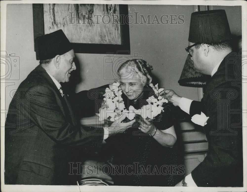 1953 Press Photo Moustapha El Nahas Receives Garland Of Flowers - Historic Images