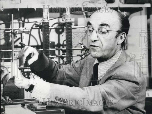 1977 Press Photo Dr. Roger Guillermin Becomes Nobel Laureate - Historic Images