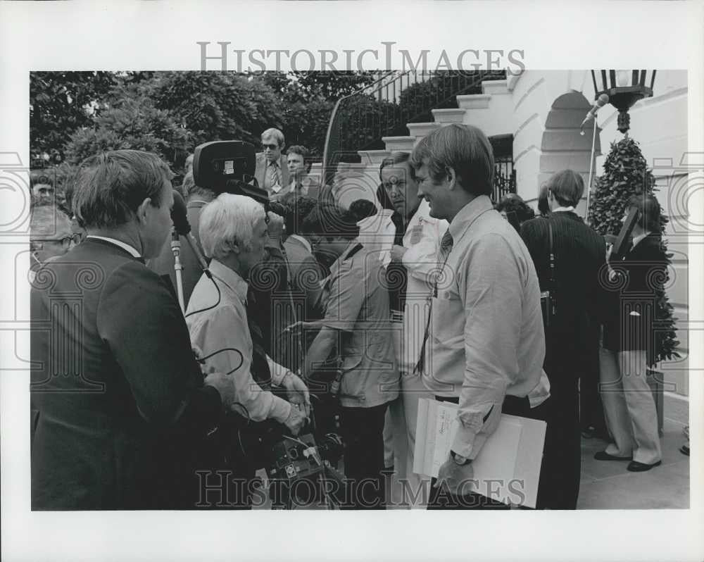 1977 Press Photo Press Secretary JODY POWELL talking to reporters - Historic Images