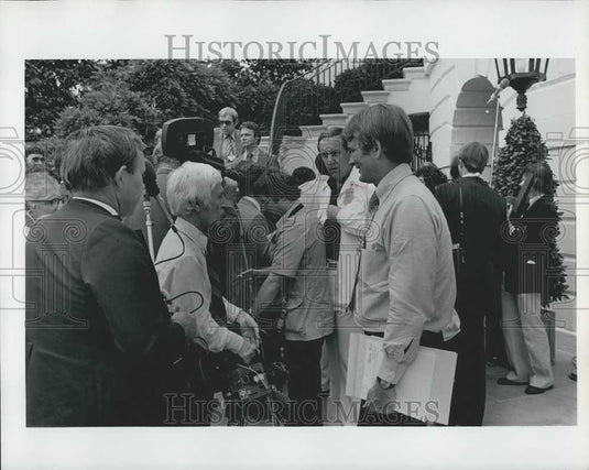 1977 Press Photo Press Secretary JODY POWELL talking to reporters - Historic Images